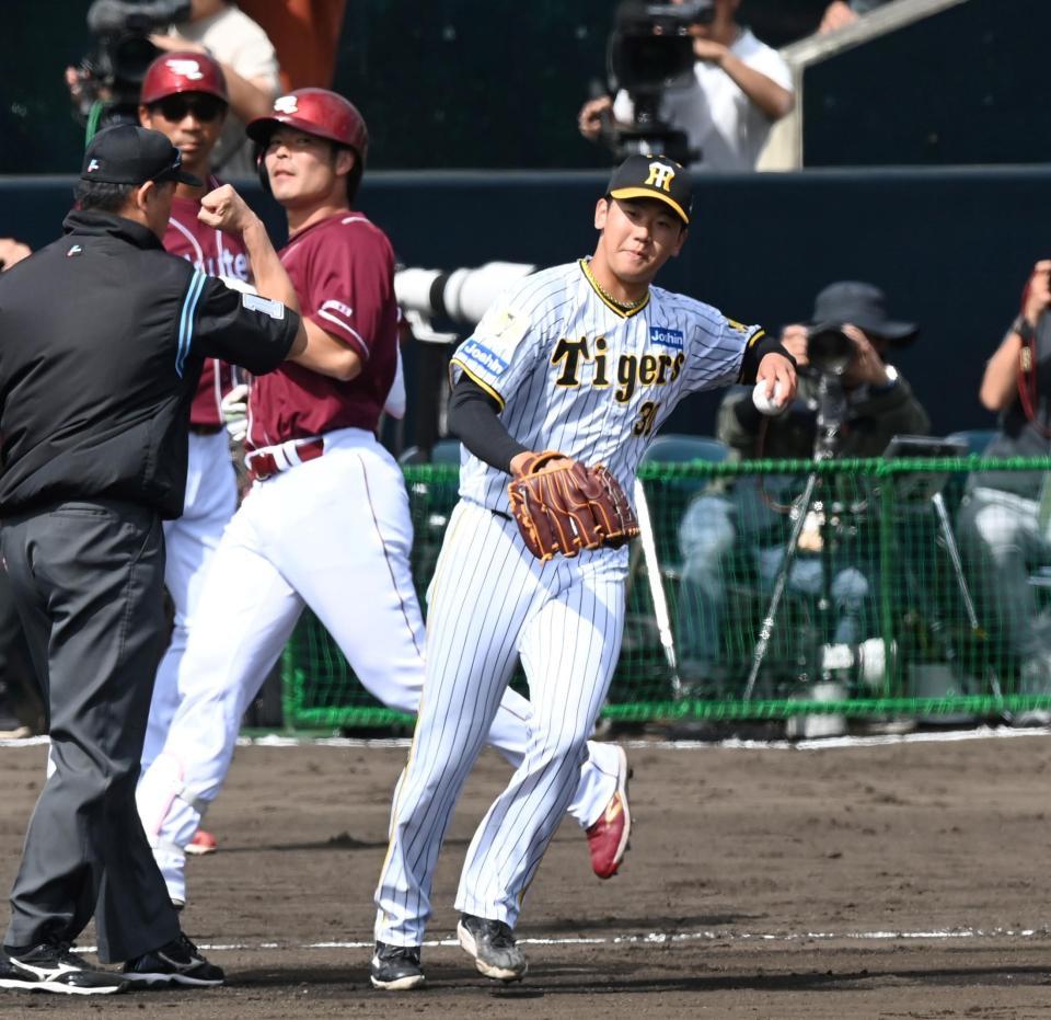 　４回、島内を一ゴロに斬る門別（撮影・飯室逸平）