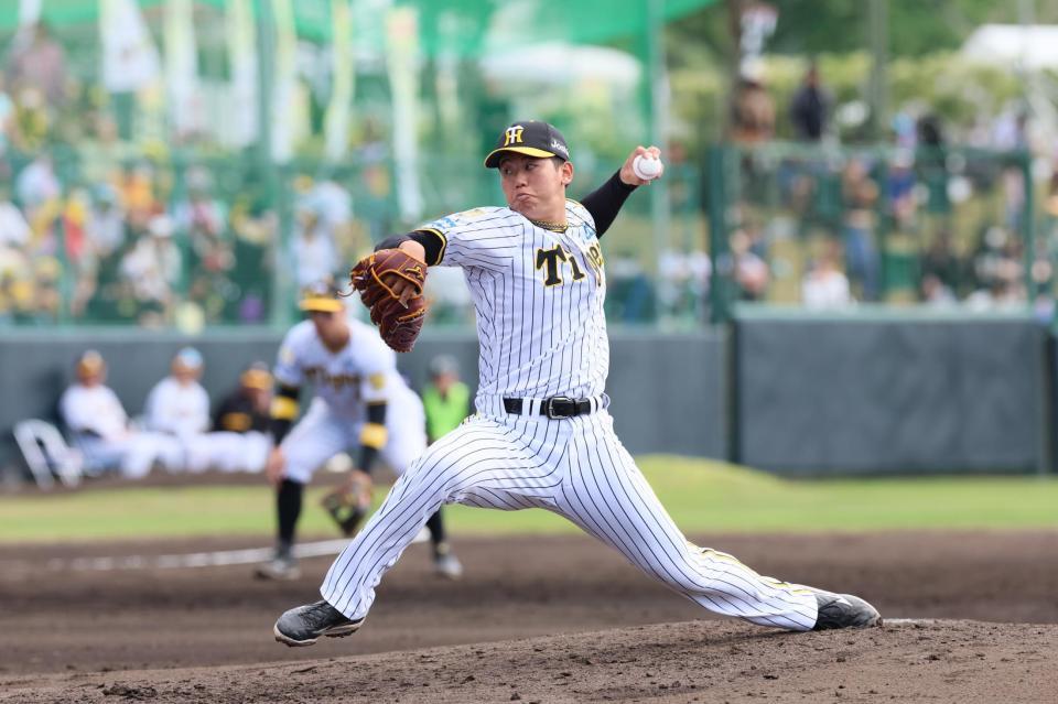 　３番手で登板して力投する門別（撮影・立川洋一郎）