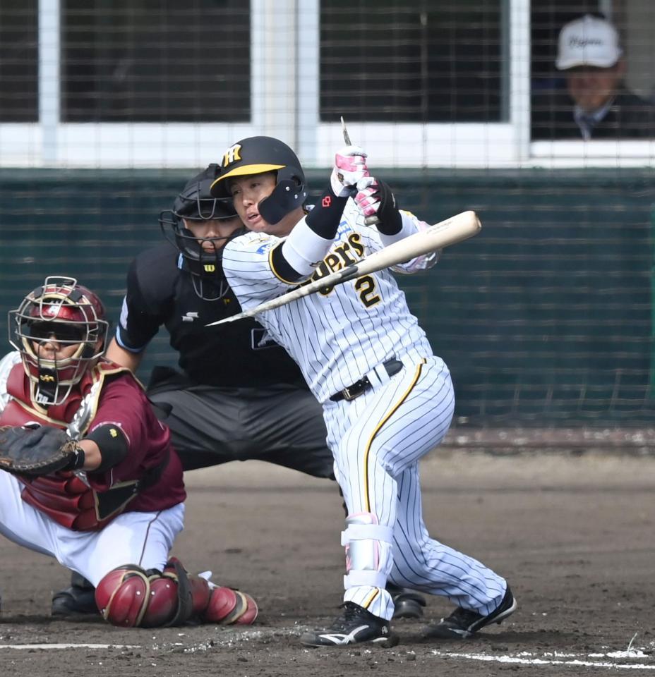 　４回、右前タイムリーを放つ梅野（撮影・飯室逸平）