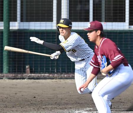 　８回、追加点を奪う一ゴロを放つ小幡（撮影・飯室逸平）