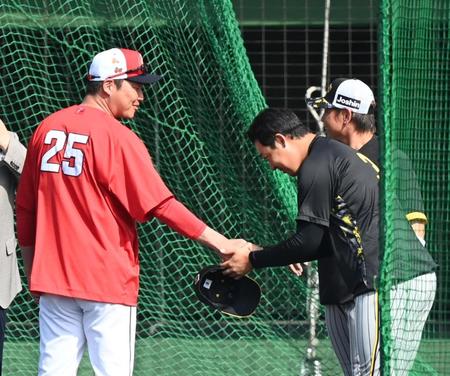 　新井監督と握手をかわす大山