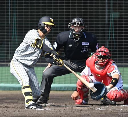 　４回、左前打を放つ中野（撮影・飯室逸平）