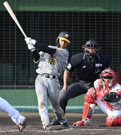 　９回、右前タイムリーを放つ福島（撮影・飯室逸平）