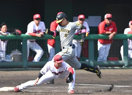 　４回、遊ゴロに倒れる佐藤輝（撮影・飯室逸平）