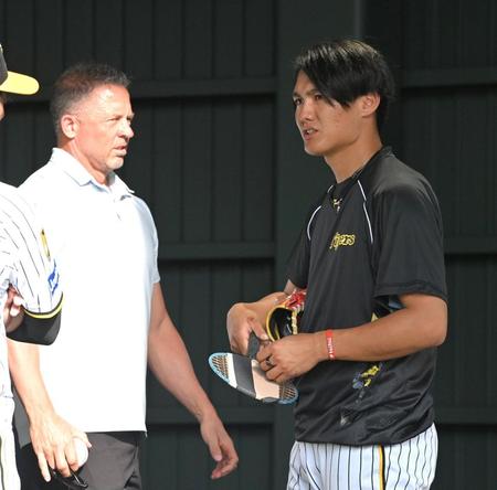 　ブルペンでジェフ・ウィリアムス駐米スカウトらと談笑する西純（右）＝撮影・北村雅宏