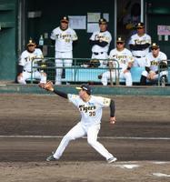 　岡田監督（左端）らの前で好投した門別（撮影・中田匡峻）