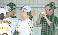 　松原にボールの握りを助言するウィリアムス駐米スカウト（撮影・北村雅宏）
