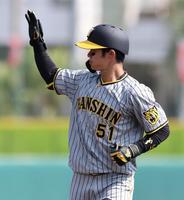 　４回、左前打を放った中野はベンチにポーズを送る（撮影・山口登）