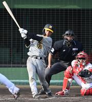 　９回、右前タイムリーを放つ福島（撮影・飯室逸平）