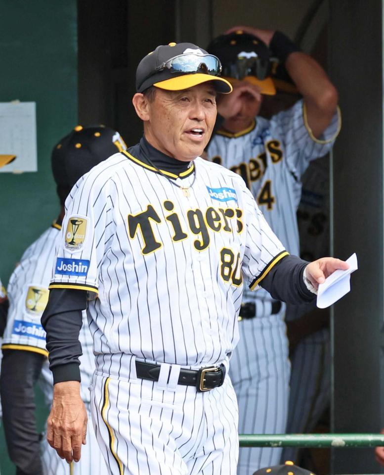 　選手交代を告げる岡田監督（撮影・立川洋一郎）