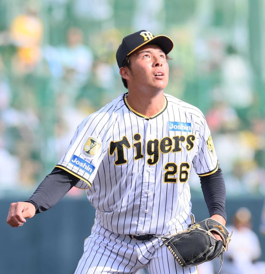 　９回、堀内に２ランを浴び打球の行方を見る椎葉（撮影・立川洋一郎）