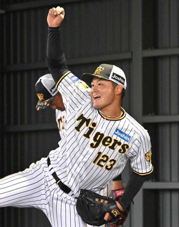 　ブルペンで投げ込む松原（撮影・北村雅宏）