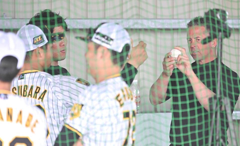 　松原にボールの握りを助言するウィリアムス駐米スカウト（撮影・北村雅宏）