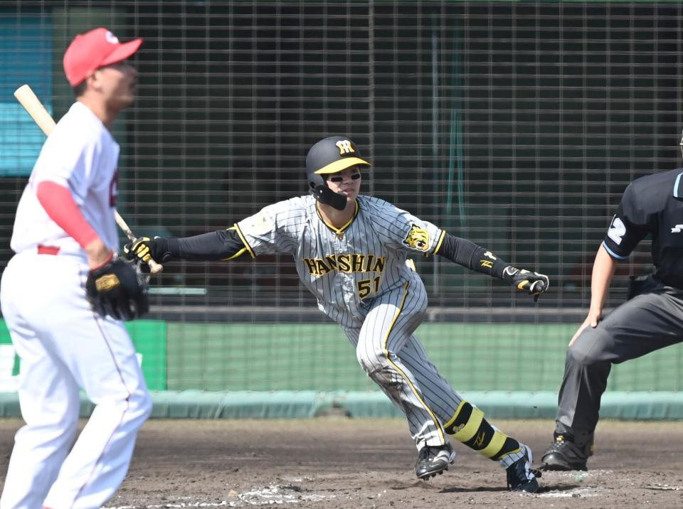 　４回、左前打を放つ中野（撮影・飯室逸平）