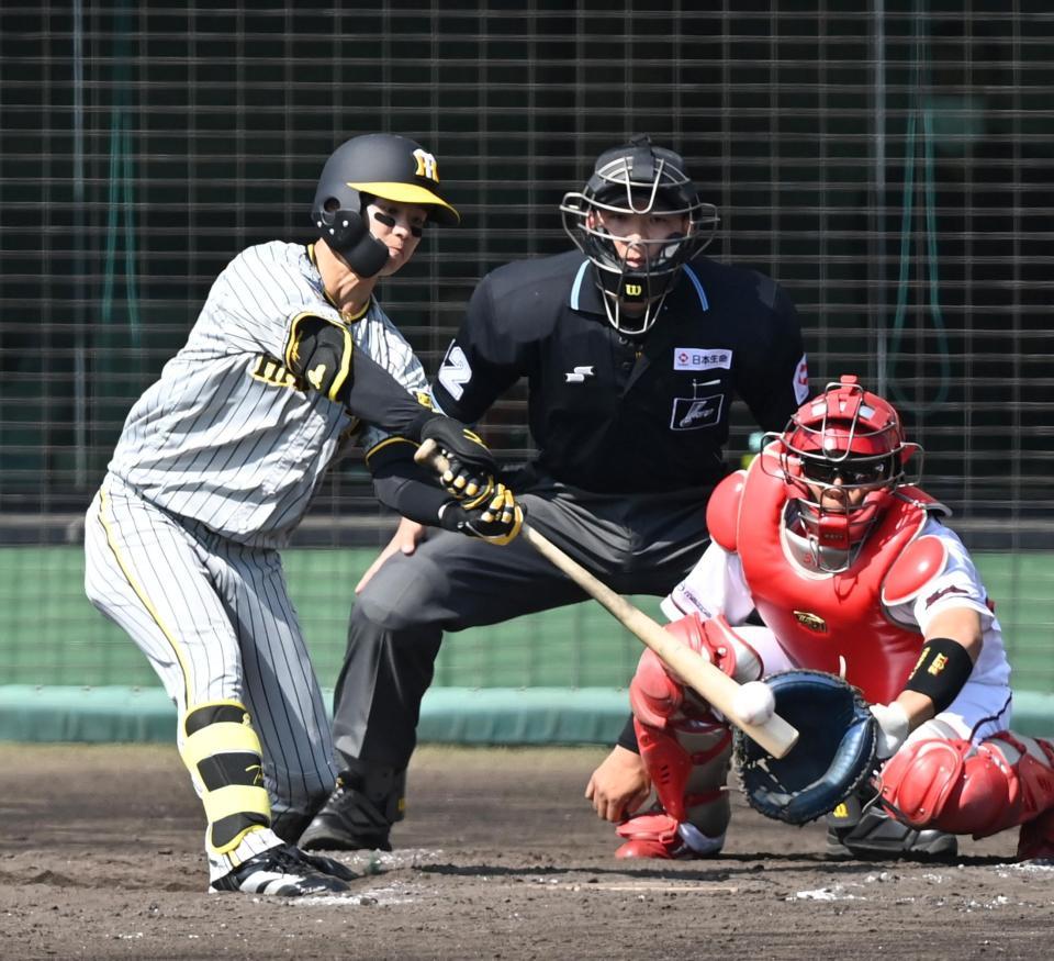 　４回、左前打を放つ中野（撮影・飯室逸平）