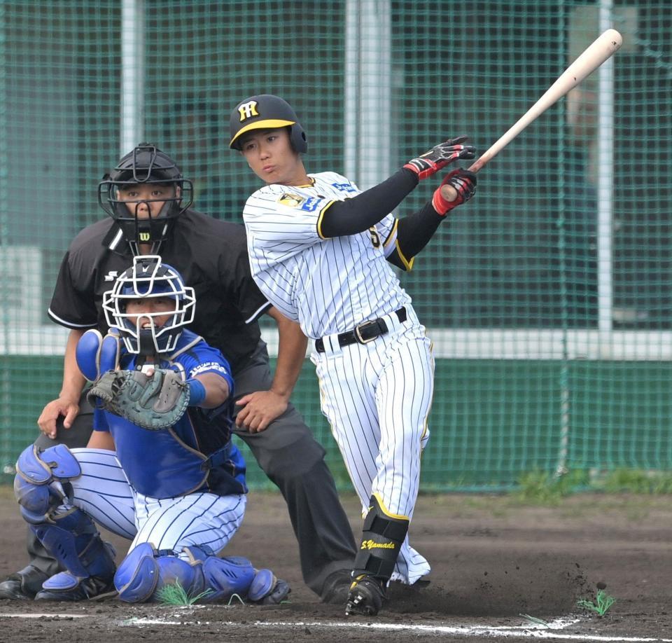 　６回、適時打を放つ山田（撮影・北村雅宏）