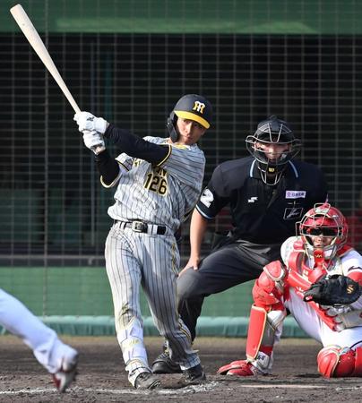 　９回、右前タイムリーを放つ福島（撮影・飯室逸平）