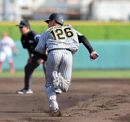 　８回、代走・福島はスタートを切る（撮影・山口登）