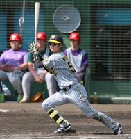 　２回、左前打を放つ中野（撮影・立川洋一郎）