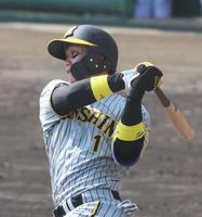 　５回、左前打を放つ森下（撮影・立川洋一郎）