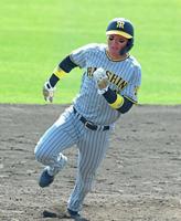 　５回、小幡の二塁打で三塁へ向かう一走・森下（撮影・立川洋一郎）