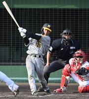 　９回、右前タイムリーを放つ福島（撮影・飯室逸平）