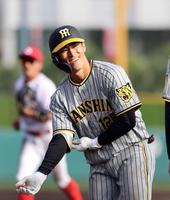 　９回、適時打を放ち笑顔を見せる福島（撮影・山口登）