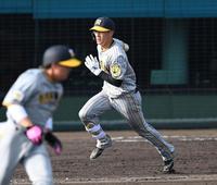 　９回、タイムリーを放つ福島（撮影・飯室逸平）