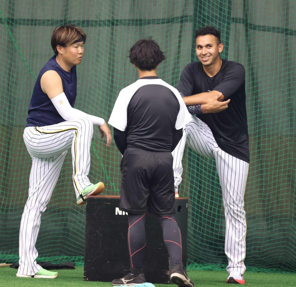 　西勇（左）と談笑するゲラ（撮影・中田匡峻）