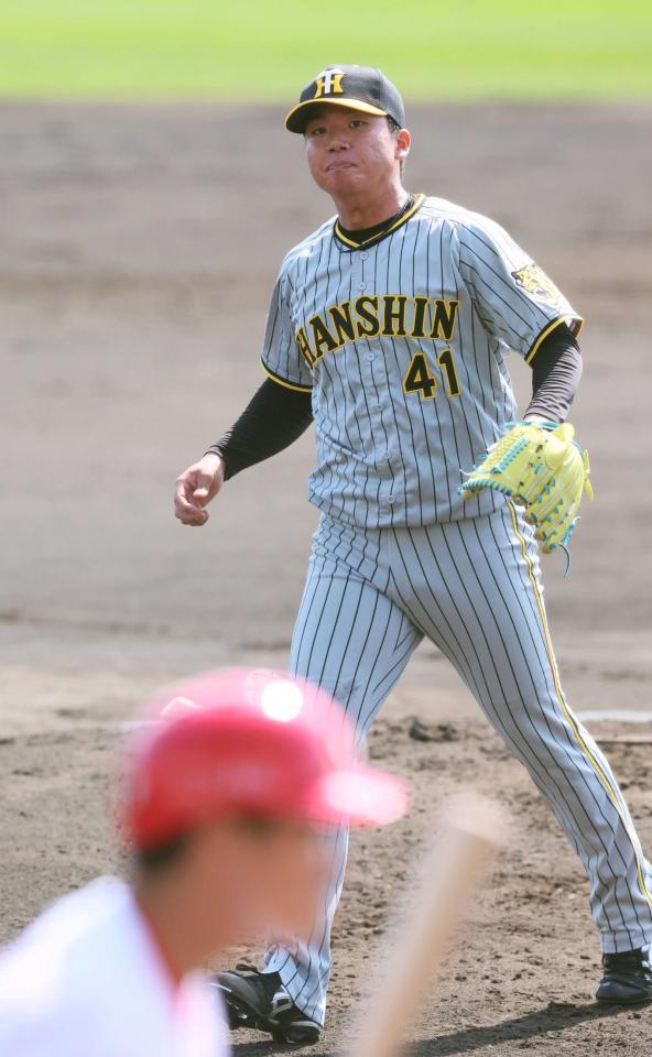 　１回、広島・堂林を見逃し三振に仕留める村上（撮影・立川洋一郎）