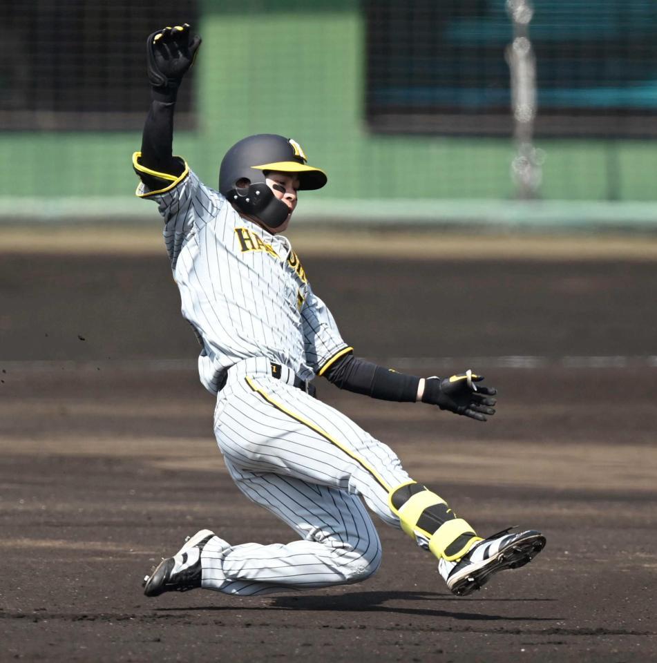 　１回、二塁へ滑り込む中野（撮影・飯室逸平）