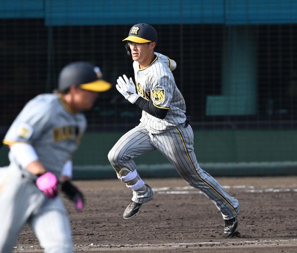 　９回、タイムリーを放つ福島（撮影・飯室逸平）