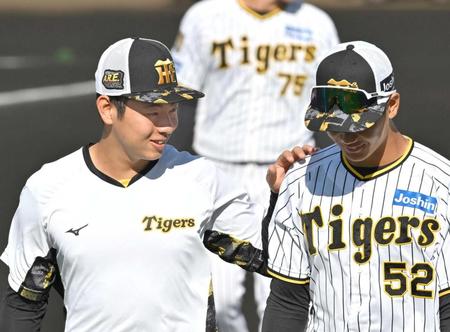 　山田（右）の肩に手をやり、談笑する下村（撮影・北村雅宏）　