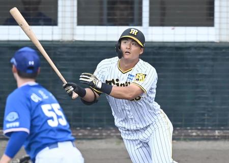 　２回、先制２ランを放つ前川（撮影・飯室逸平）