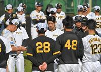 　円陣で福原コーチ（左）の話しを聞く下村（中央）＝撮影・北村雅宏