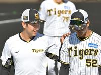 　山田（右）の肩に手をやり、談笑する下村（撮影・北村雅宏）　