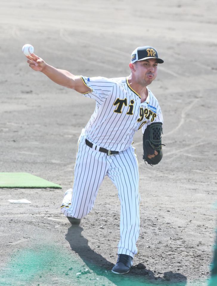 　打撃投手を務め投げ込むゲラ（撮影・立川洋一郎）