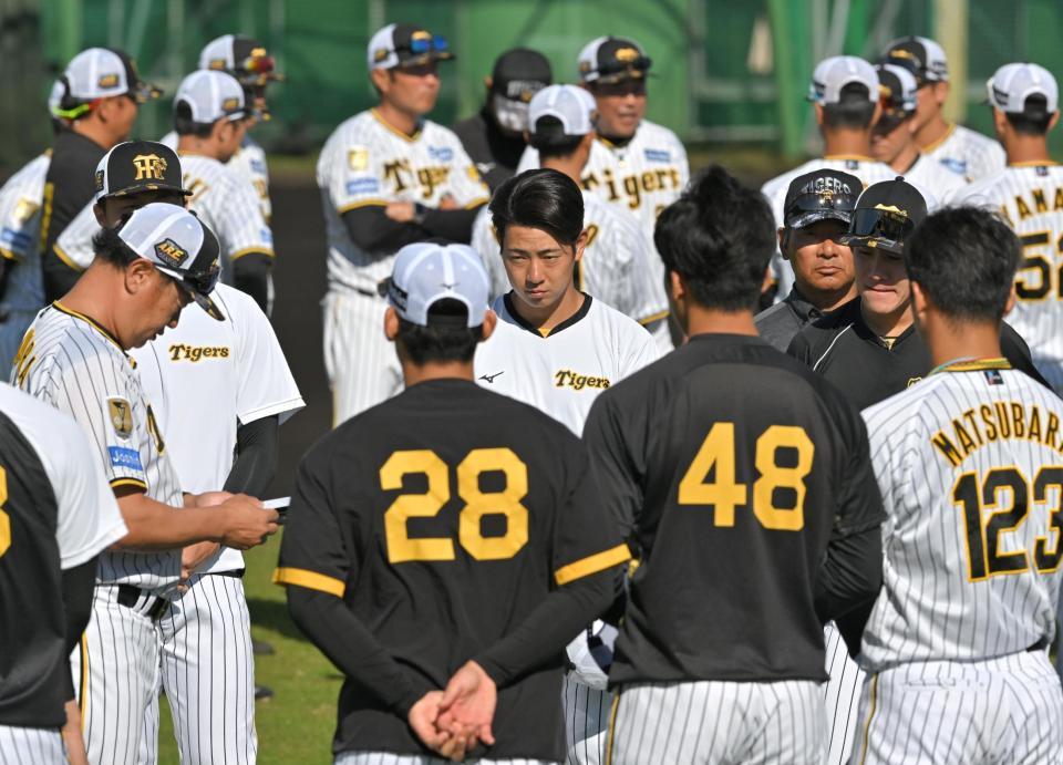 　円陣で福原コーチ（左）の話しを聞く下村（中央）＝撮影・北村雅宏