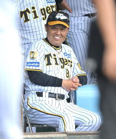 　２回、笑みを浮かべる岡田監督（撮影・伊藤笙子）