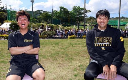 　対談で笑顔がはじける村上（左）と才木（撮影・山口登）