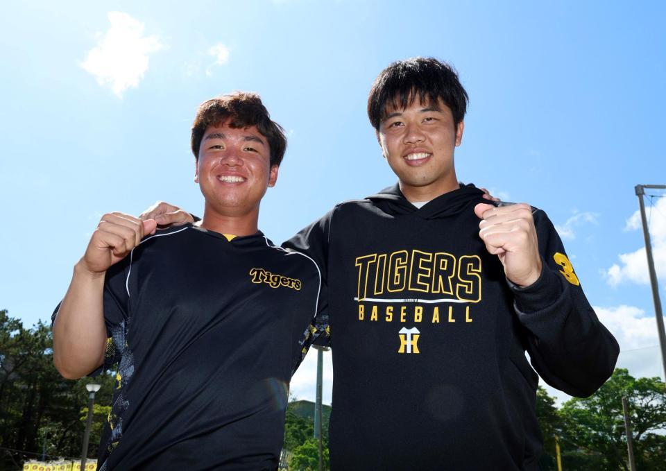 　同級生で投手陣を支える村上（左）と才木（撮影・山口登）