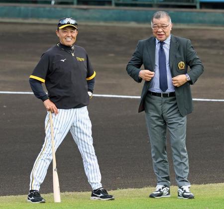 　掛布雅之氏（右）と談笑する岡田監督（撮影・立川洋一郎）