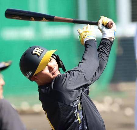 　旧式グリップでロングティーを放つ森下（撮影・田中太一）