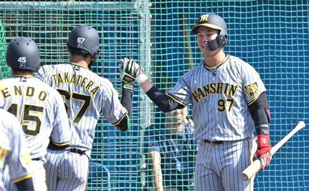 　５回、２ランを放った高寺を迎える野口（右）＝撮影・北村雅宏