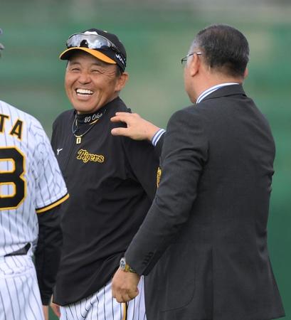 　掛布雅之氏（右）と談笑する岡田監督（撮影・伊藤笙子）