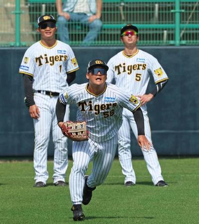 　ノックの打球を追う前川（撮影・立川洋一郎）