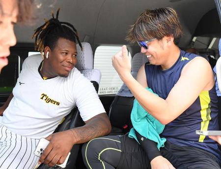 　ヨハン・ミエセス（左）にサムズアップする西勇（撮影・伊藤笙子）＝２２日