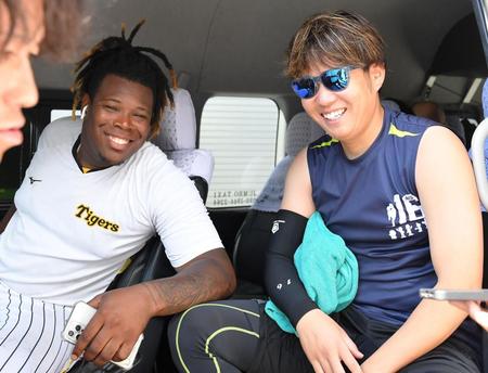 　笑顔で球場を引き上げるミエセス（左）と西勇＝２２日