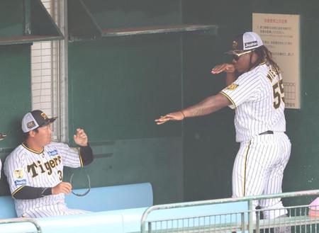 　練習前、大山にカンフー！？の構えを見せるミエセス＝２２日