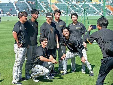 阪神　投手陣が現役ドラフト移籍の馬場と記念撮影　強い絆を示すワンシーン　湯浅らが満面の笑み浮かべ